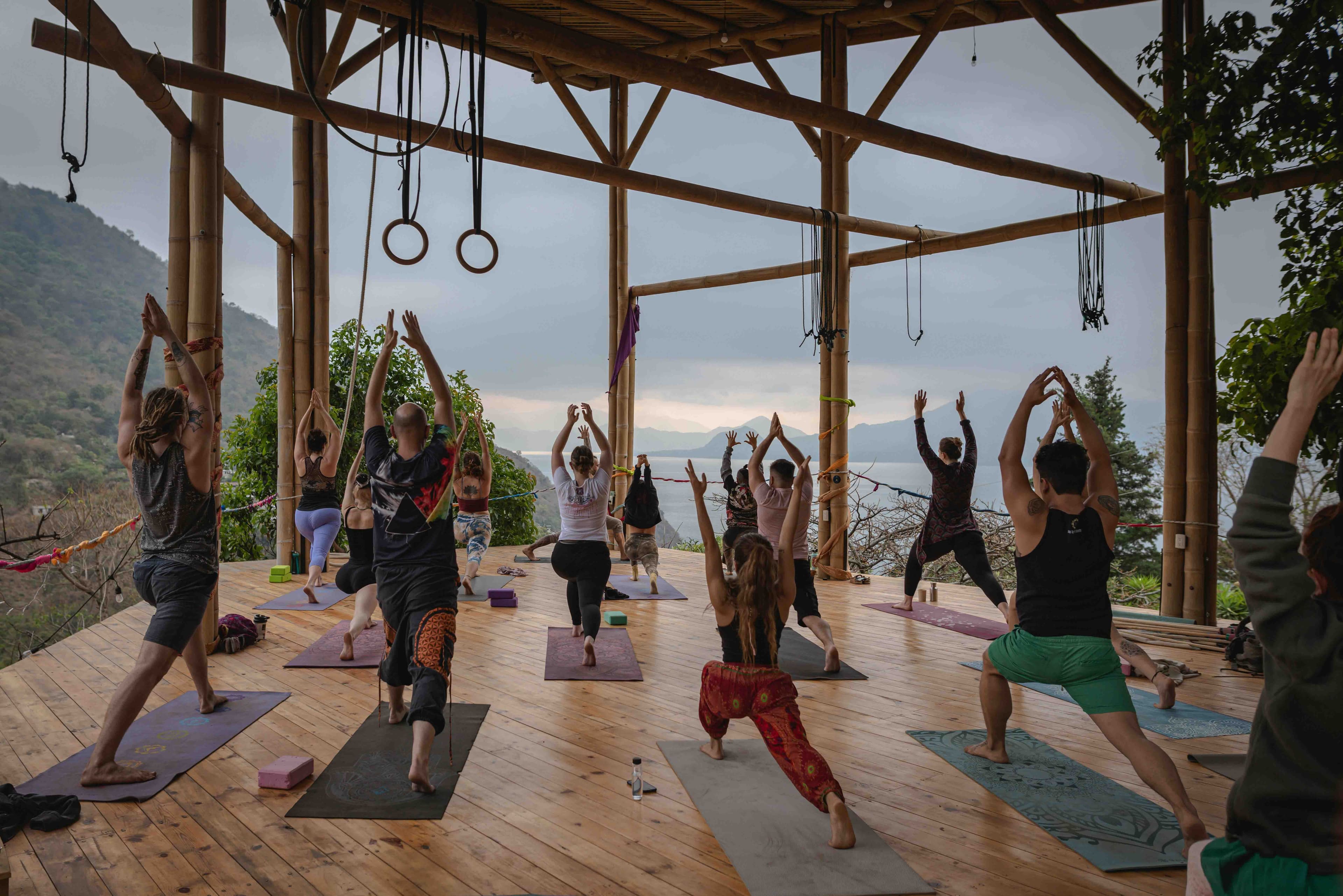 Cours de mouvement collectif face aux montagnes